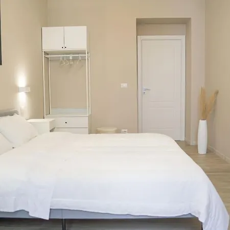 Casa Anna - Spacious In Center And Porta Nuova Station Apartment