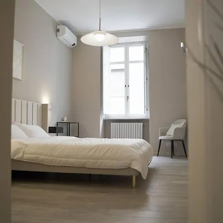 Casa Anna - Spacious In Center And Porta Nuova Station Apartment *
