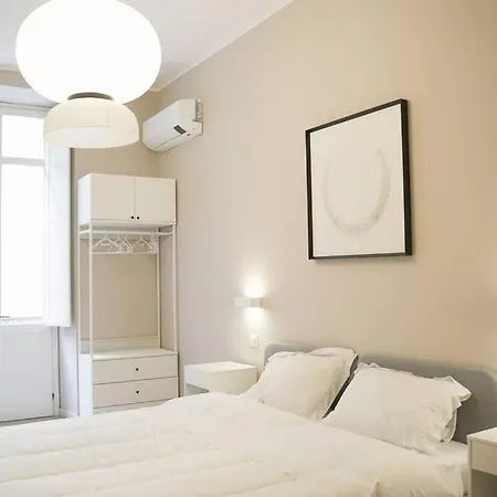 Casa Anna - Spacious In Center And Porta Nuova Station Apartment