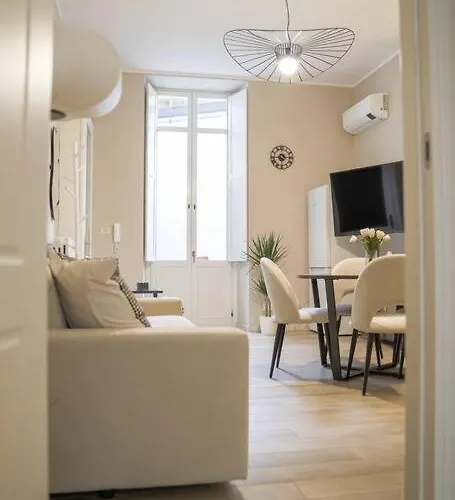 Casa Anna - Spacious In Center And Porta Nuova Station Apartment Turin