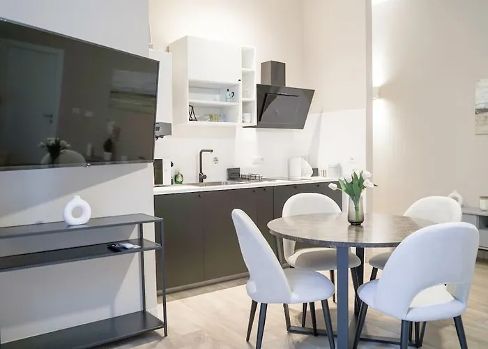 Casa Anna - Spacious In Center And Porta Nuova Station Apartment