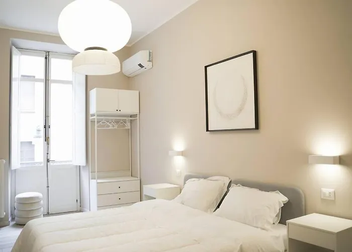 Casa Anna - Spacious In Center And Porta Nuova Station Apartment